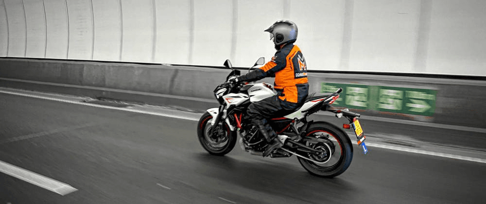 Hoe werkt het theorie-examen voor de motor?